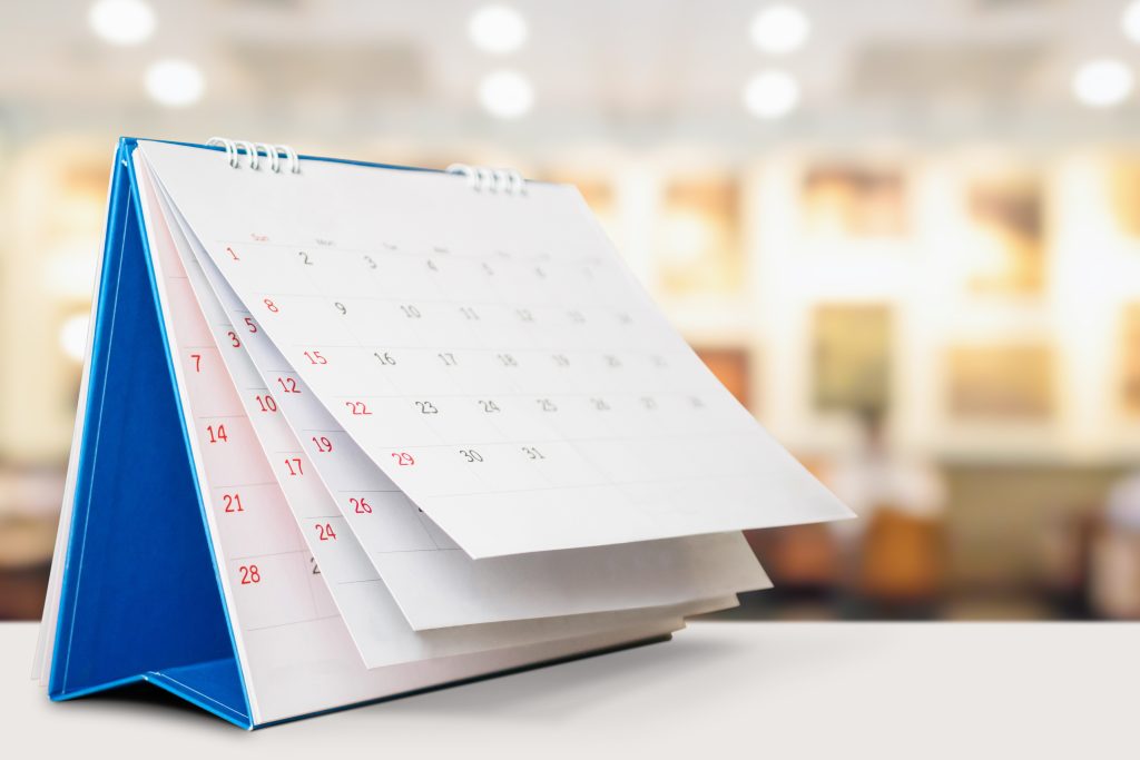 Calendrier du SEVL-SCFP-2815! Vecteezy Desk Calendar On Table With Blurred Bokeh Background 13052982 1024x683