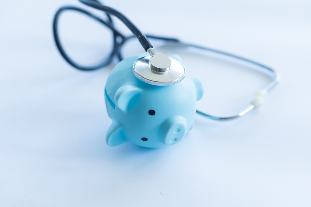 Congés maladie et personnels : informations essentielles en période de transition Vecteezy Piggy Bank With Stethoscope Isolated On Light Blue 49675797 1024x683